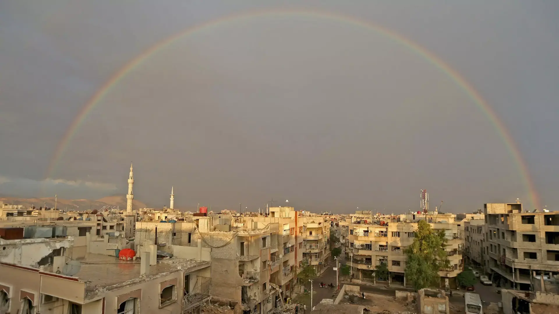 קשת על העיירה דומא שבסוריה, אוקטובר 2015 קשת על העיירה דומא שבסוריה, אוקטובר 2015
