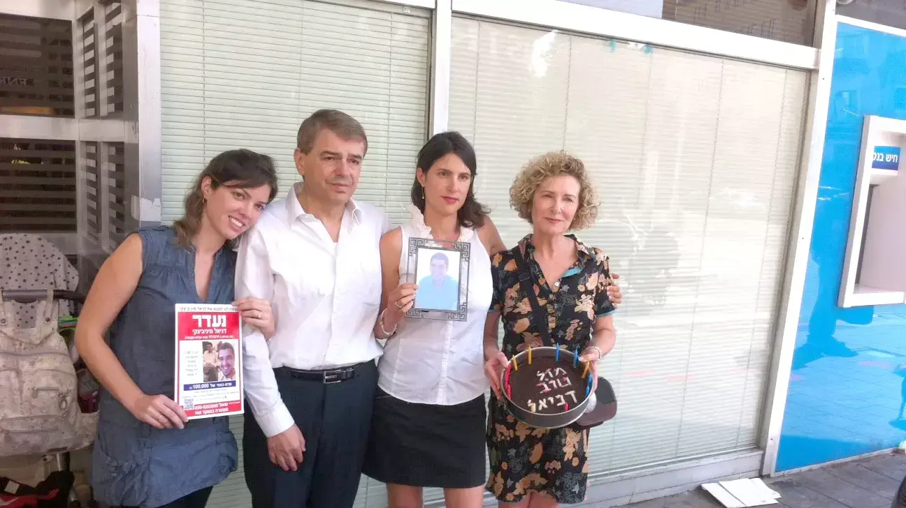 משפחתו של הנעדר דניאל מניביצקי חוגגת לו יום הולדת, נובמבר 2015 משפחתו של הנעדר דניאל מניביצקי חוגגת לו יום הולדת, נובמבר 2015