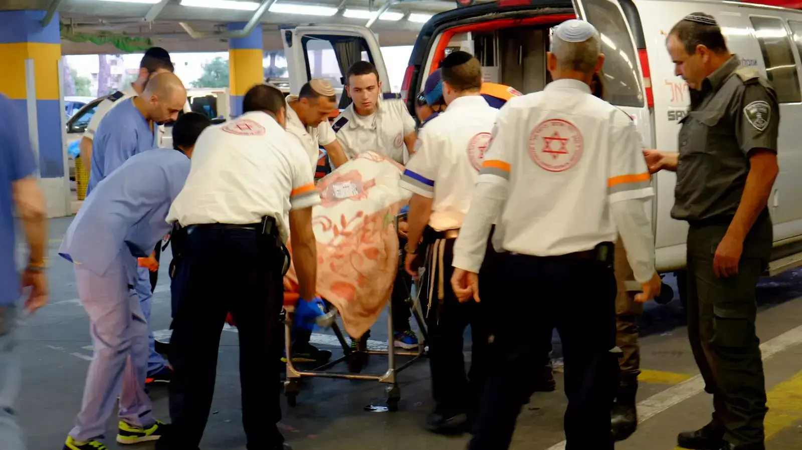 פינוי הפצועים מפיגוע הדריסה בצומת בית ענון לבית החולים, 1 בנובמבר 2015 פינוי הפצועים מפיגוע הדריסה בצומת בית ענון לבית החולים, 1 בנובמבר 2015