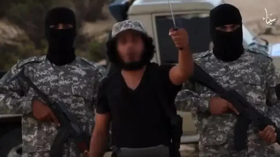 לוחם דאעש בסרטון שבו הוא מאיים על ישראל, נובמבר 2015 לוחם דאעש בסרטון שבו הוא מאיים על ישראל, נובמבר 2015