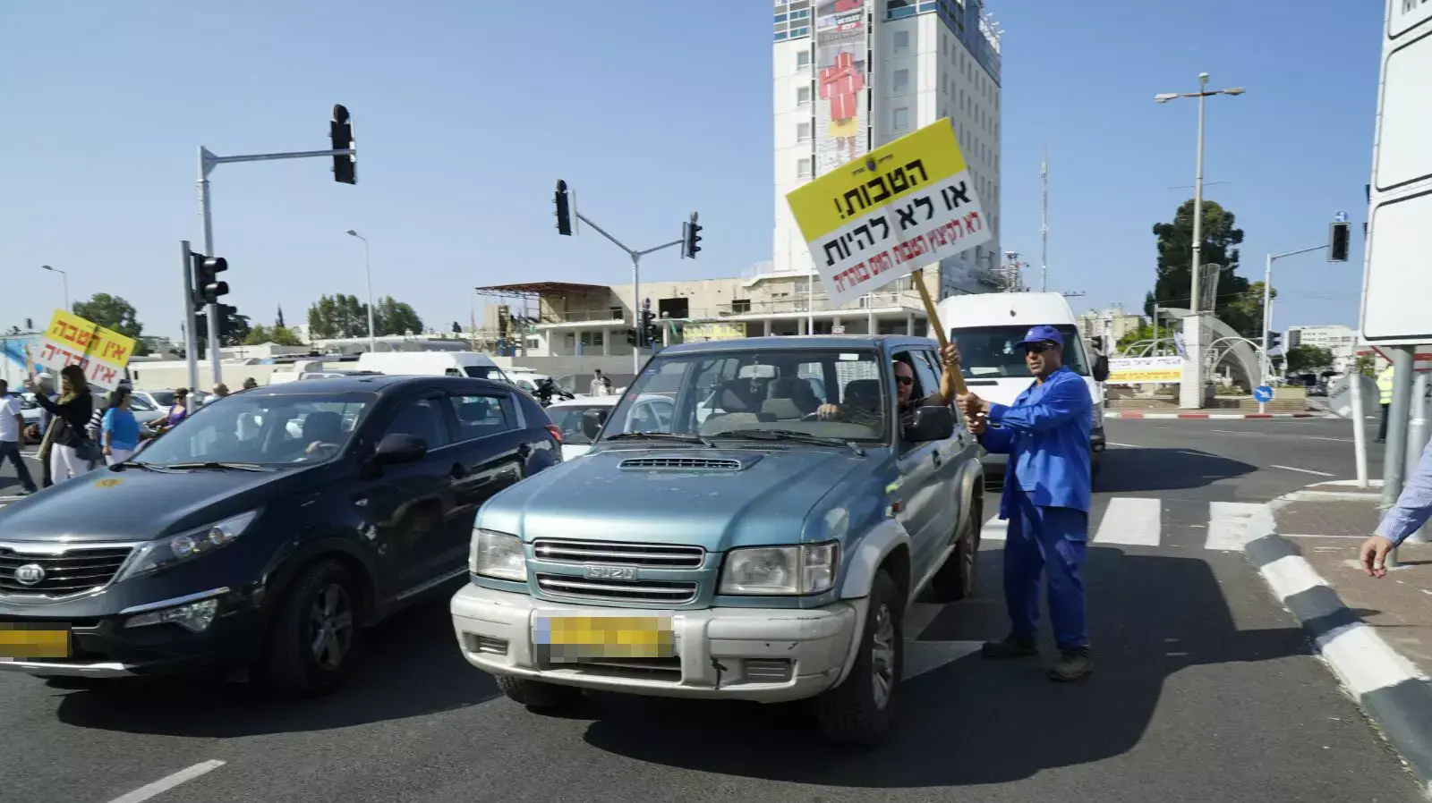 הפגנה של תושבי הצפון בצומת עין המפרץ, בעקבות ביטול ההקלות במס, נובמבר 2015 הפגנה של תושבי הצפון בצומת עין המפרץ, בעקבות ביטול ההקלות במס, נובמבר 2015