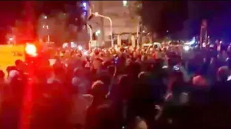 אזרחים חוסמים את האמבולנס שפינה מחבל בפיגוע בנתניה, נובמבר 2015 אזרחים חוסמים את האמבולנס שפינה מחבל בפיגוע בנתניה, נובמבר 2015