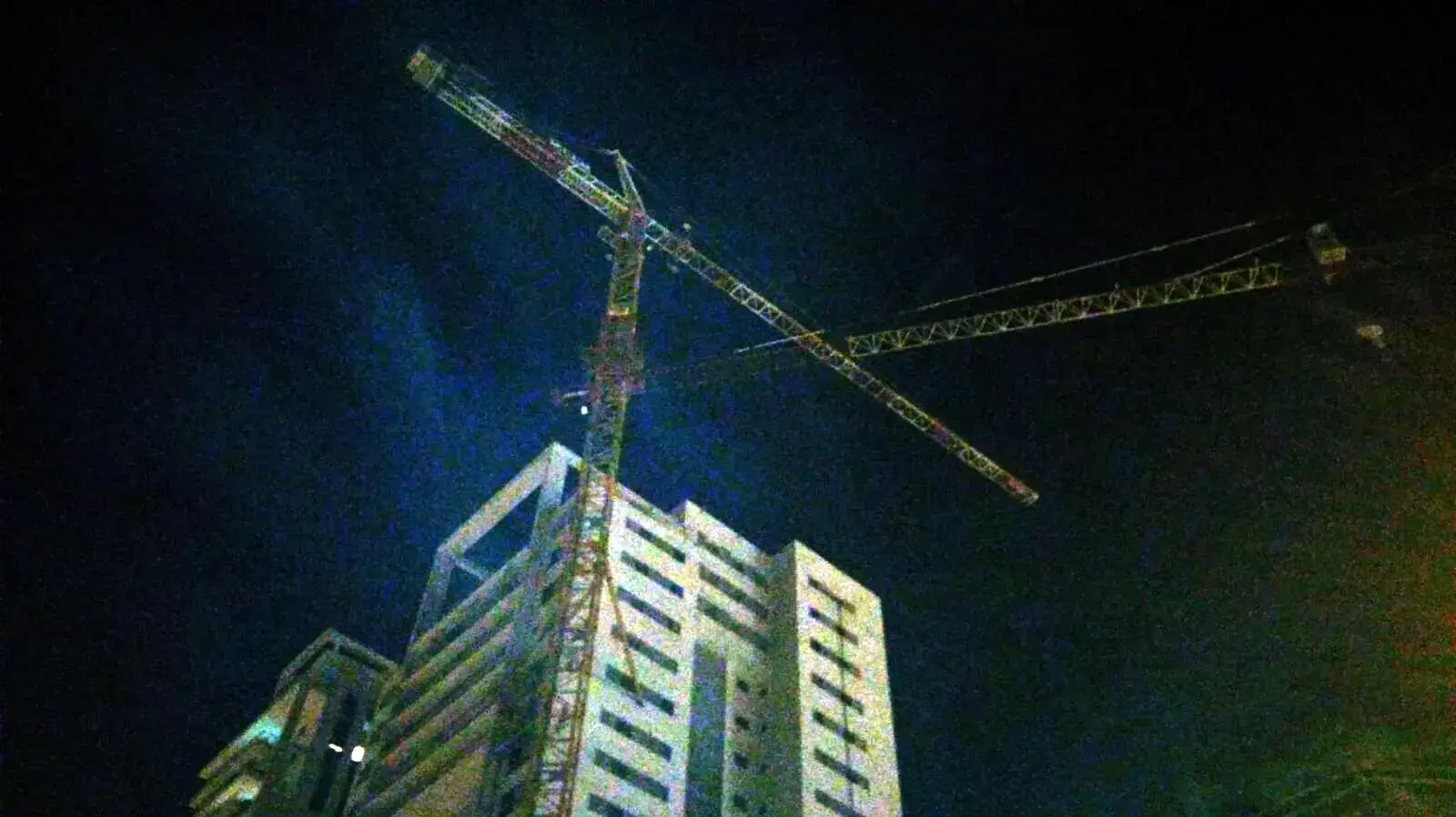 חשוד ברצח מתבצר עם אקדח על מנוף בפתח תקווה, 2 בנובמבר 2015 חשוד ברצח מתבצר עם אקדח על מנוף בפתח תקווה, 2 בנובמבר 2015