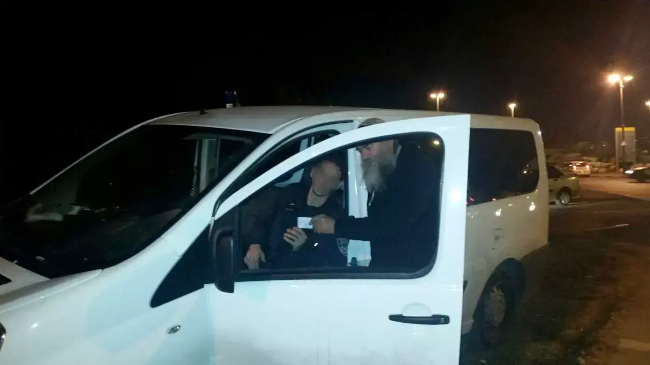 פעילי ארגון חוננו מחלקים כרטיסים לחיילים, נובמבר 2015 פעילי ארגון חוננו מחלקים כרטיסים לחיילים, נובמבר 2015