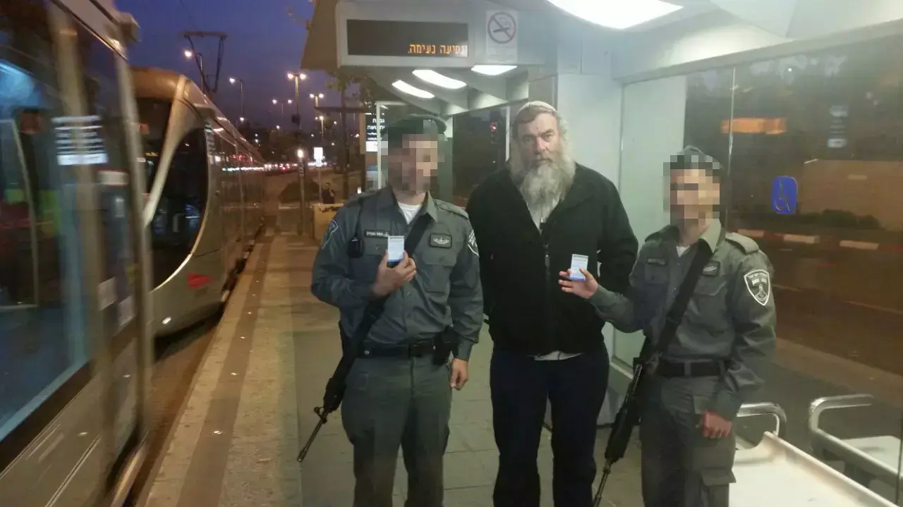 פעילי ארגון חוננו מחלקים כרטיסים לחיילים, נובמבר 2015 פעילי ארגון חוננו מחלקים כרטיסים לחיילים, נובמבר 2015
