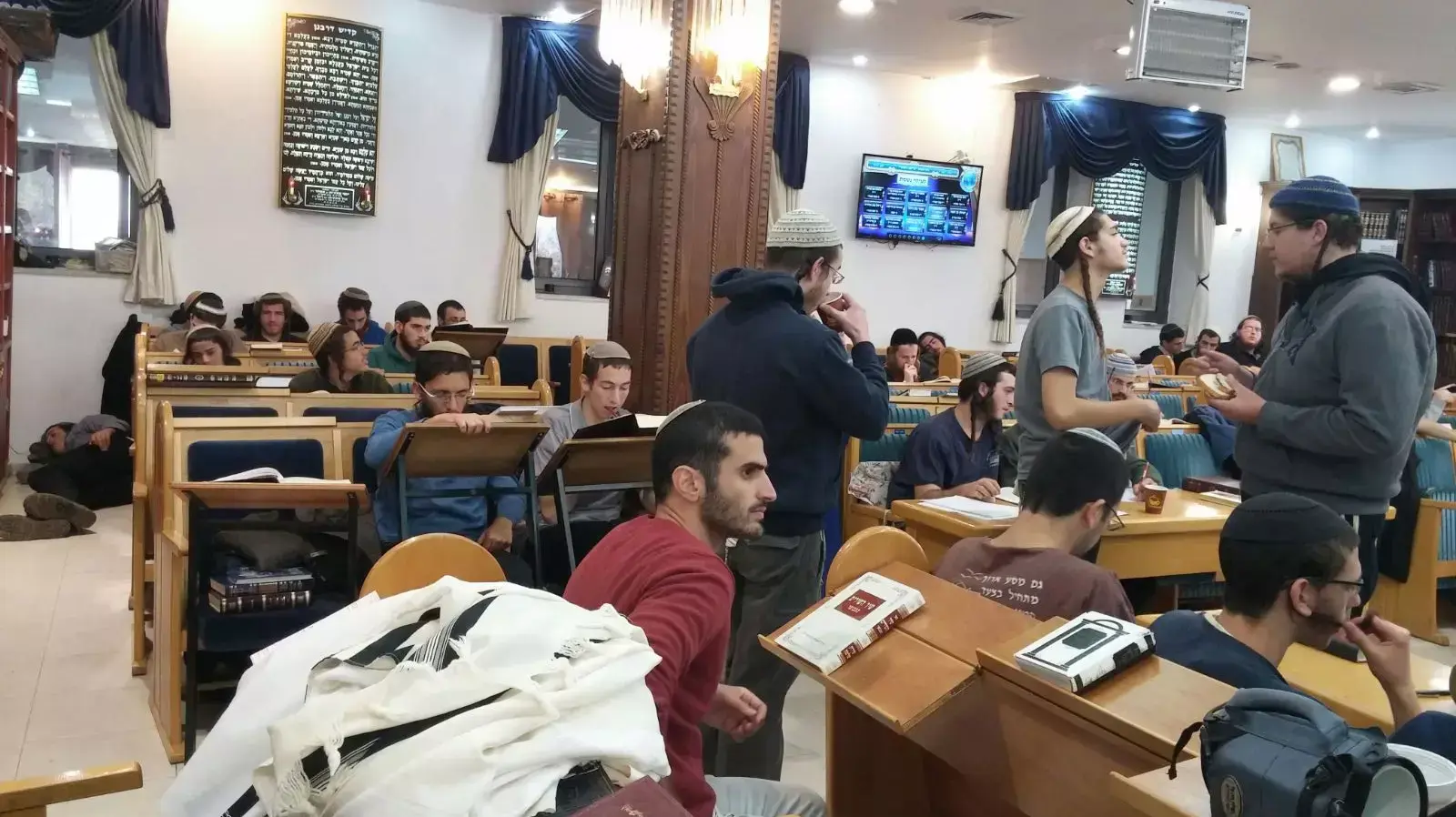 מאות מתבצרים בבית הכנסת איילת השחר בגבעת זאב לקראת הכרעת בג"ץ על הריסת המבנה, 4 בנובמבר 2015 מאות מתבצרים בבית הכנסת איילת השחר בגבעת זאב לקראת הכרעת בג"ץ על הריסת המבנה, 4 בנובמבר 2015