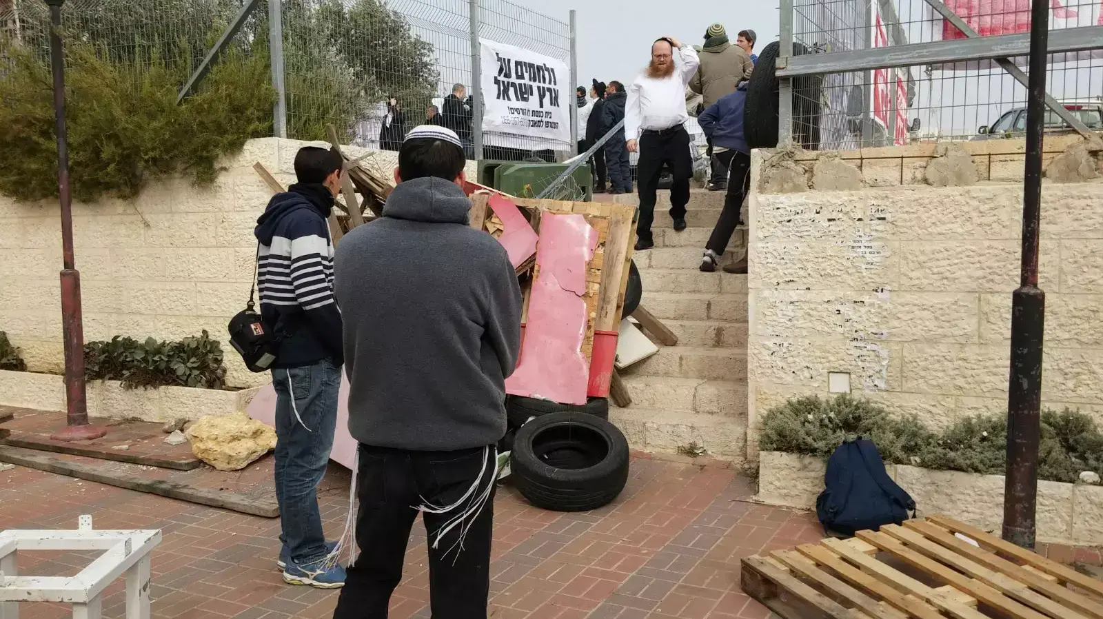 מאות מתבצרים בבית הכנסת איילת השחר בגבעת זאב לקראת הכרעת בג"ץ על הריסת המבנה, 4 בנובמבר 2015 מאות מתבצרים בבית הכנסת איילת השחר בגבעת זאב לקראת הכרעת בג"ץ על הריסת המבנה, 4 בנובמבר 2015