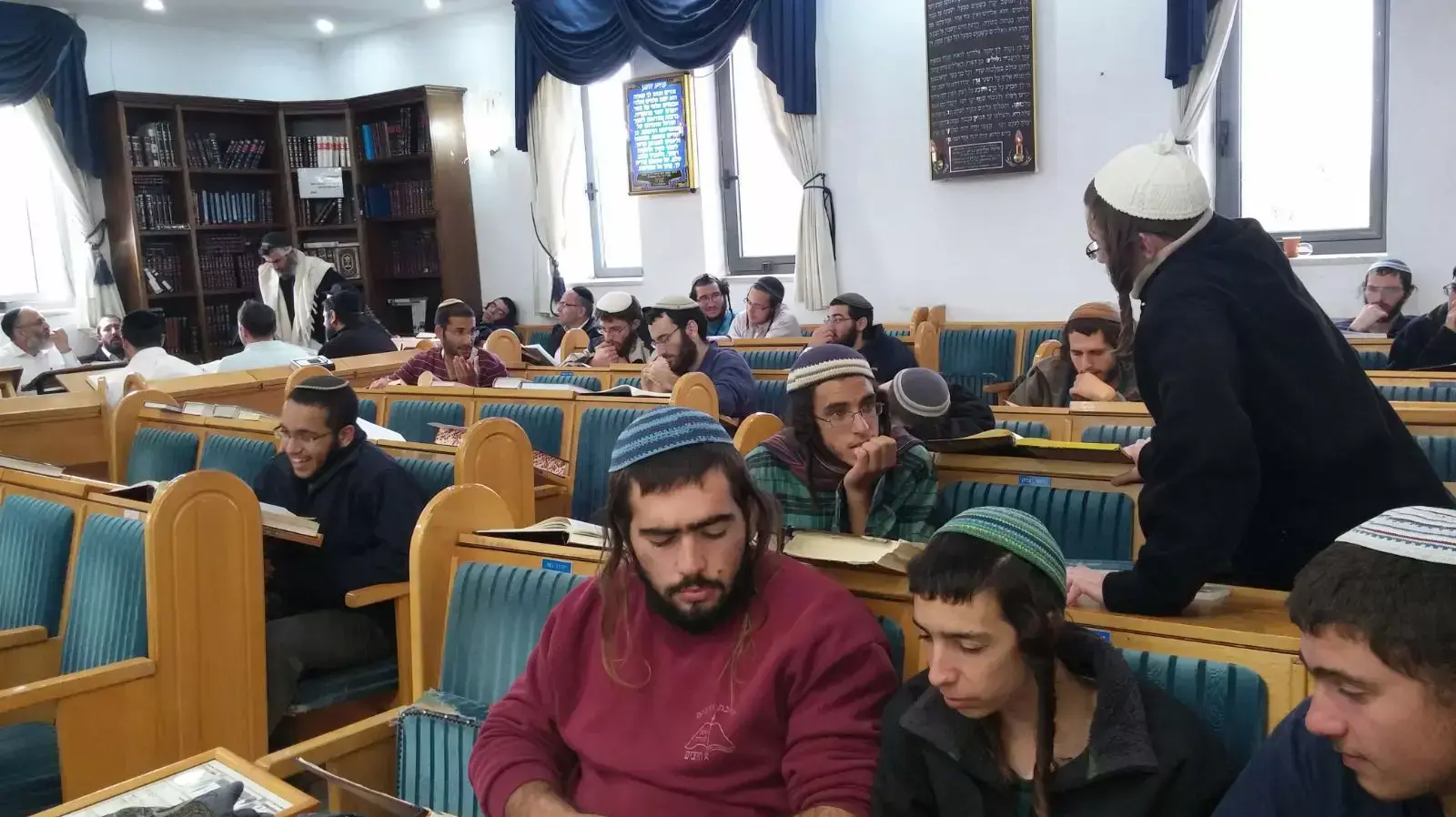 מאות מתבצרים בבית הכנסת איילת השחר בגבעת זאב לקראת הכרעת בג"ץ על הריסת המבנה, 4 בנובמבר 2015 מאות מתבצרים בבית הכנסת איילת השחר בגבעת זאב לקראת הכרעת בג"ץ על הריסת המבנה, 4 בנובמבר 2015