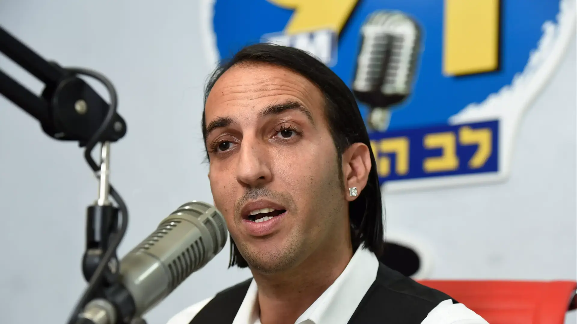 מגיש הרדיו אליקו (אלי כהן) מגיש הרדיו אליקו (אלי כהן)