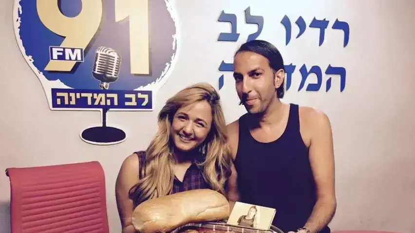 מגיש הרדיו אליקו (אלי כהן) עם עדן בן זקן מגיש הרדיו אליקו (אלי כהן) עם עדן בן זקן