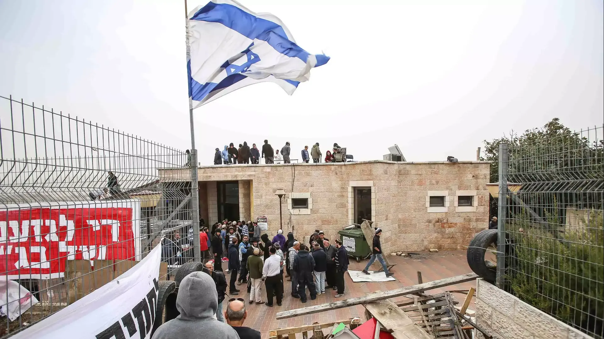 מאות מתבצרים בבית הכנסת איילת השחר בגבעת זאב לקראת הכרעת בג"ץ על הריסת המבנה, 4 בנובמבר 2015