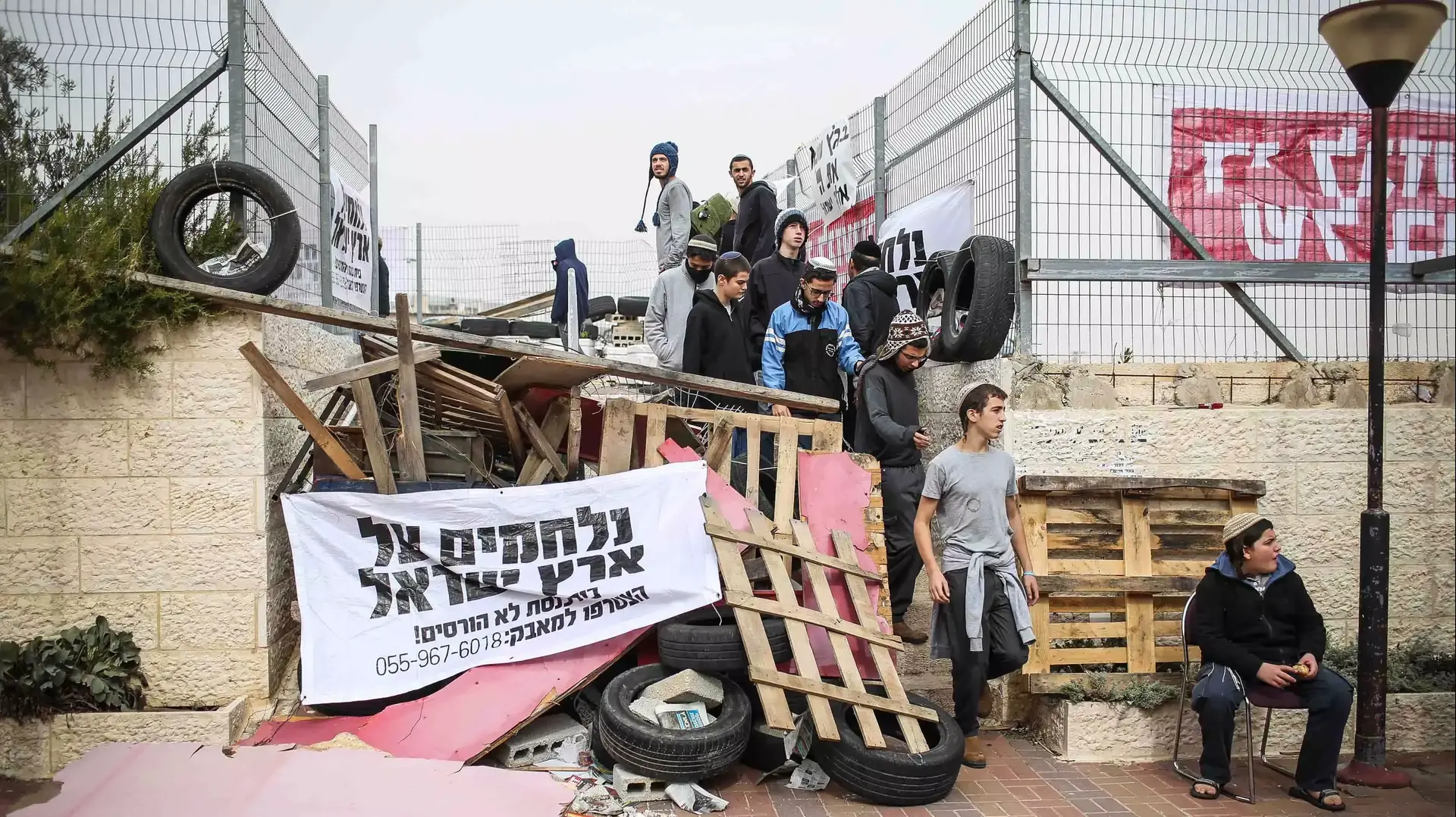 מתפללים מתבצרים בבית הכנסת איילת השחר בגבעת זאב לקראת הכרעת בג"ץ על הריסת המבנה, 4 בנובמבר 2015 מתפללים מתבצרים בבית הכנסת איילת השחר בגבעת זאב לקראת הכרעת בג"ץ על הריסת המבנה, 4 בנובמבר 2015