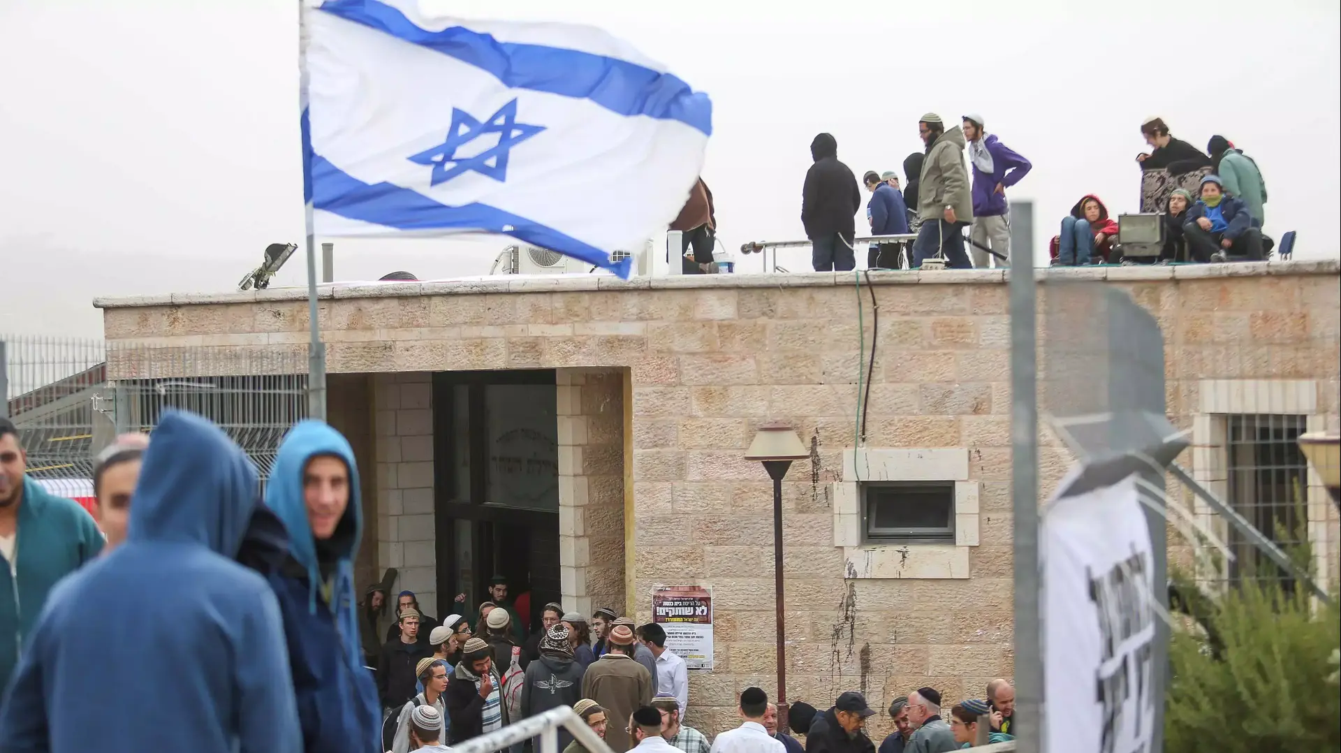 מתפללים מתבצרים בבית הכנסת איילת השחר בגבעת זאב לקראת הכרעת בג"ץ על הריסת המבנה, 4 בנובמבר 2015 מתפללים מתבצרים בבית הכנסת איילת השחר בגבעת זאב לקראת הכרעת בג"ץ על הריסת המבנה, 4 בנובמבר 2015