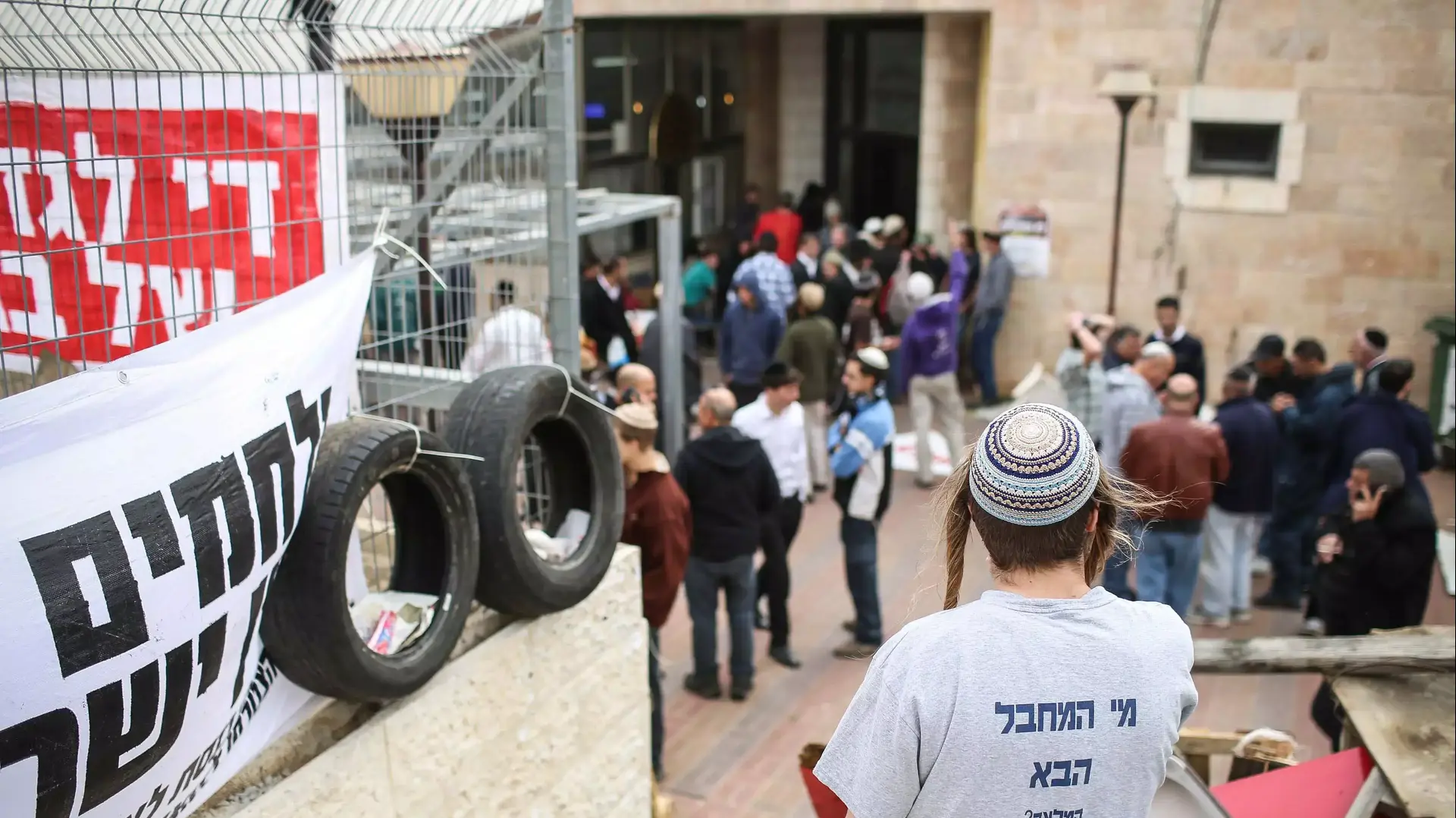 מתפללים מתבצרים בבית הכנסת איילת השחר בגבעת זאב לקראת הכרעת בג"ץ על הריסת המבנה, 4 בנובמבר 2015 מתפללים מתבצרים בבית הכנסת איילת השחר בגבעת זאב לקראת הכרעת בג"ץ על הריסת המבנה, 4 בנובמבר 2015