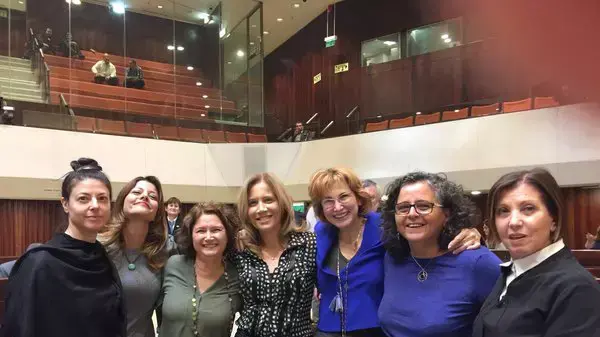 חברות האופוזיציה שהצליחה להפיל הצעת חוק של הקואליציה. נובמבר 2015 חברות האופוזיציה שהצליחה להפיל הצעת חוק של הקואליציה. נובמבר 2015
