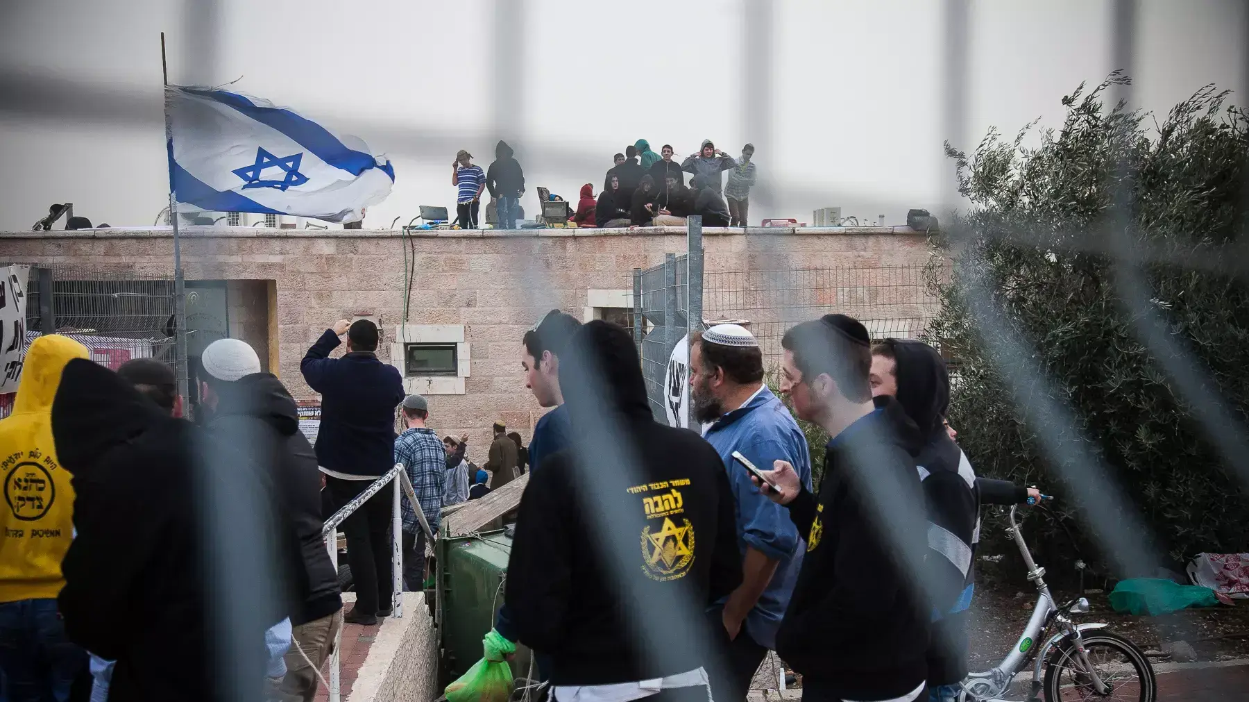 מתפללים מתבצרים בבית הכנסת איילת השחר בגבעת זאב לקראת הכרעת בג"ץ על הריסת המבנה, 4 בנובמבר 2015 מתפללים מתבצרים בבית הכנסת איילת השחר בגבעת זאב לקראת הכרעת בג"ץ על הריסת המבנה, 4 בנובמבר 2015