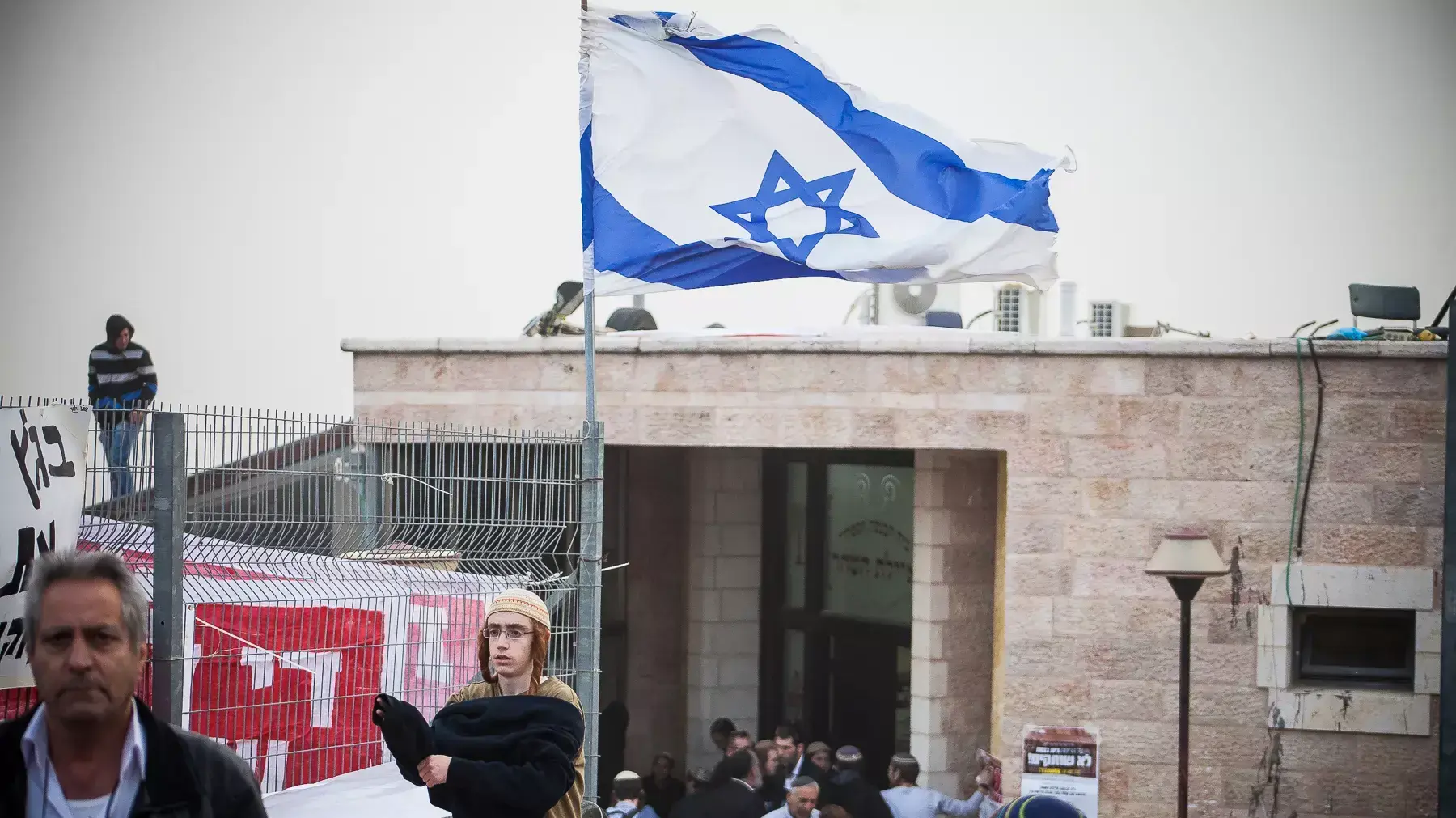 מתפללים מתבצרים בבית הכנסת איילת השחר בגבעת זאב לקראת הכרעת בג"ץ על הריסת המבנה, 4 בנובמבר 2015