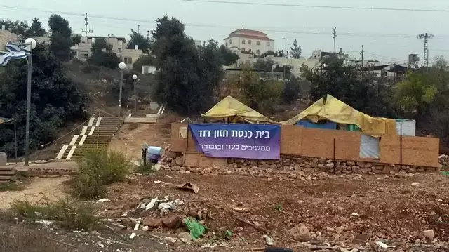 הוקם מחדש המאחז 'חזון דוד' על שטחו הפרטי של עבדל קארים אל ג'אברי. נובמבר 2015 הוקם מחדש המאחז 'חזון דוד' על שטחו הפרטי של עבדל קארים אל ג'אברי. נובמבר 2015