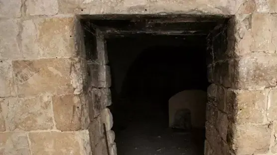 הפלסטינים מסירים דלת שישראל התקינה בקבר יוסף הפלסטינים מסירים דלת שישראל התקינה בקבר יוסף