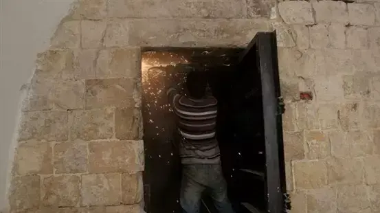 הפלסטינים מסירים דלת שישראל התקינה בקבר יוסף הפלסטינים מסירים דלת שישראל התקינה בקבר יוסף