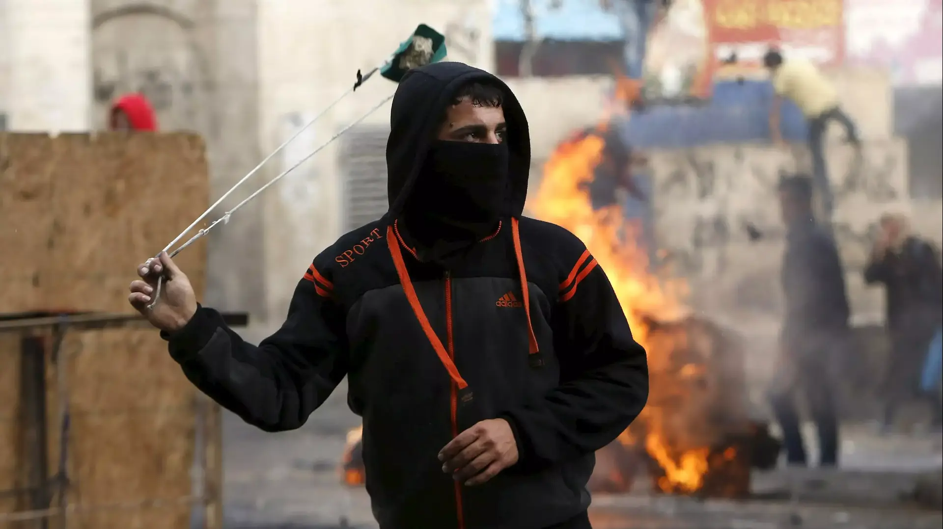 פלסטינים במהלך עימותים בחברון. נובמבר 2015 פלסטינים במהלך עימותים בחברון. נובמבר 2015