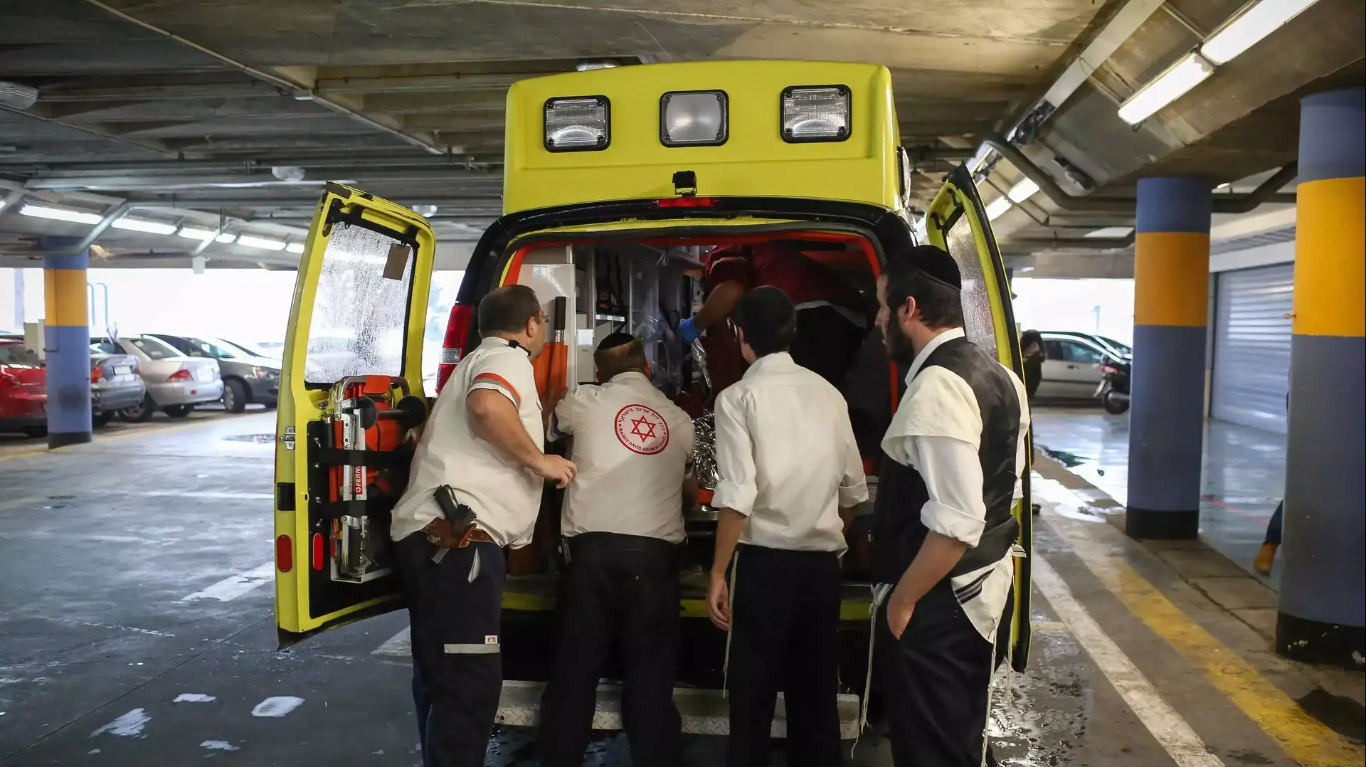 הגבר הנפצע קשה בפיגוע הדקירה בבנימין בבית החולים שערי צדק, 6 בנובמבר 2015 הגבר הנפצע קשה בפיגוע הדקירה בבנימין בבית החולים שערי צדק, 6 בנובמבר 2015