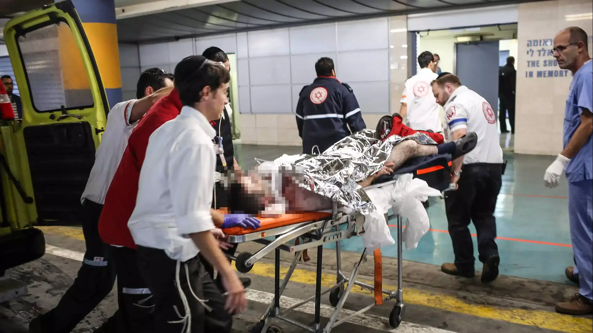 הגבר הנפצע קשה בפיגוע הדקירה בבנימין בבית החולים שערי צדק, 6 בנובמבר 2015 הגבר הנפצע קשה בפיגוע הדקירה בבנימין בבית החולים שערי צדק, 6 בנובמבר 2015