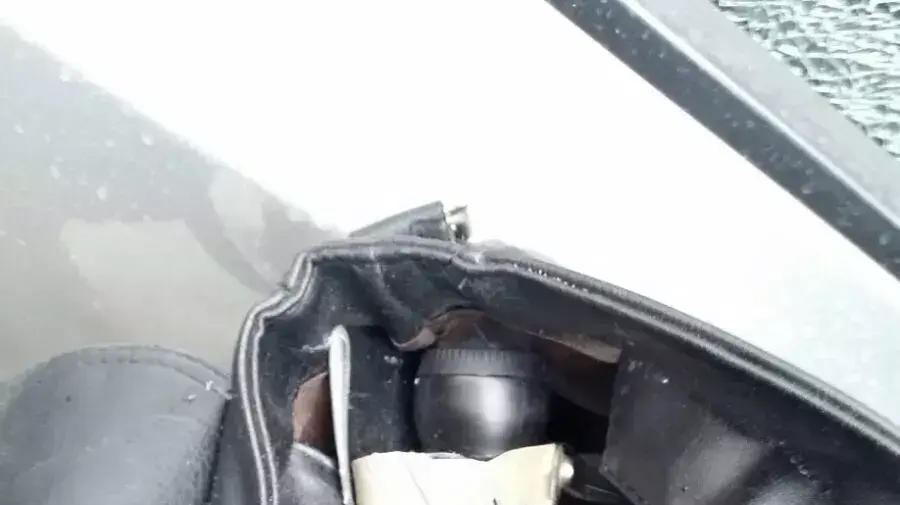 כלי נשק שנמצאו בחיפוש בתיקיה של המחבלת שניסתה לדרוס חיילים בחברון, 6 בנובמבר 2015 כלי נשק שנמצאו בחיפוש בתיקיה של המחבלת שניסתה לדרוס חיילים בחברון, 6 בנובמבר 2015