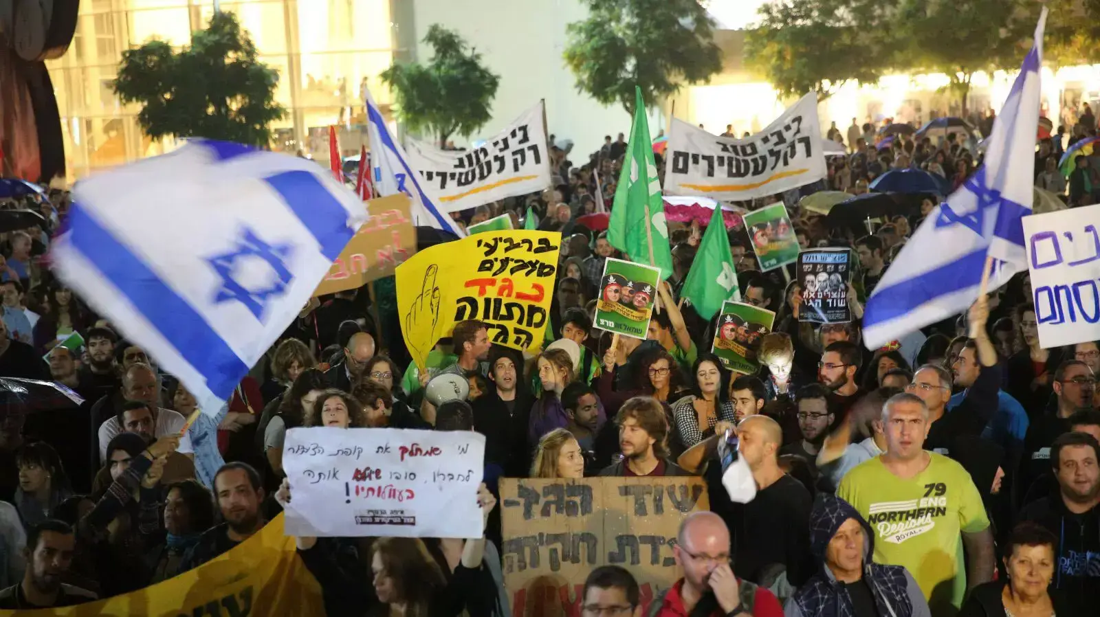 הפגנה נגד מתווה הגז בכיכר הבימה שבתל אביב, נובמבר 2015 הפגנה נגד מתווה הגז בכיכר הבימה שבתל אביב, נובמבר 2015