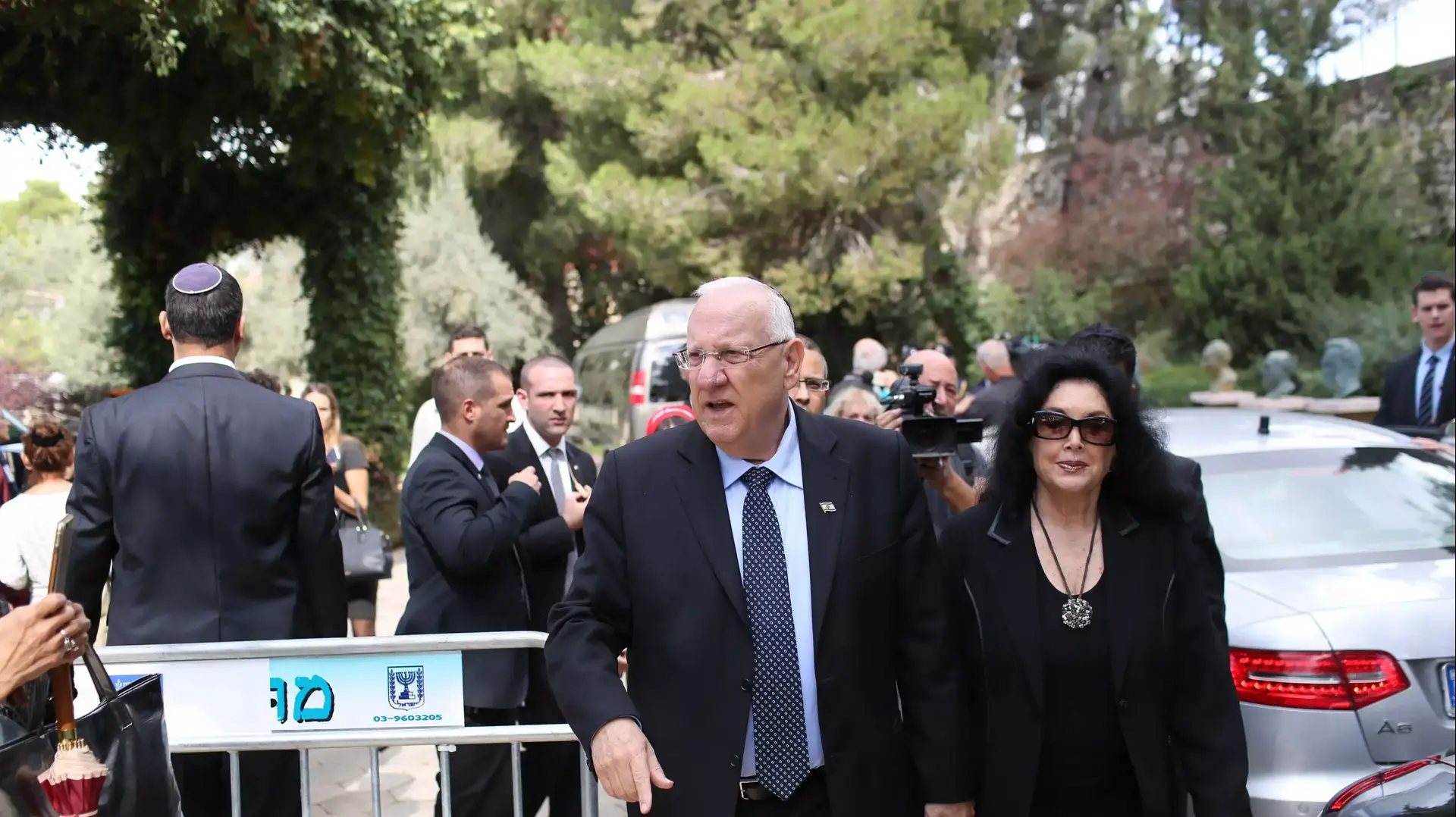 הנשיא ראובן ריבלין עם מירי שפיר נבון, רעייתו השנייה של הנשיא לשעבר יצחק נבון במסע הלוויה של נבון מבית הנשיא להר הרצל. נובמבר 2015 הנשיא ראובן ריבלין עם מירי שפיר נבון, רעייתו השנייה של הנשיא לשעבר יצחק נבון במסע הלוויה של נבון מבית הנשיא להר הרצל. נובמבר 2015