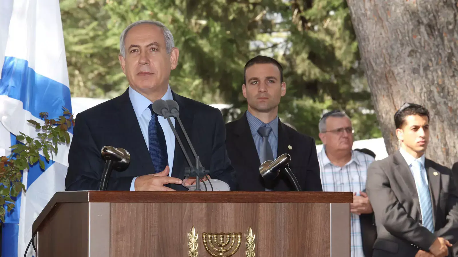 רוה"מ בנימין נתניהו בטקס הלוויה לנשיא לשעבר יצחק נבון, הר הרצל. נובמבר 2015 רוה"מ בנימין נתניהו בטקס הלוויה לנשיא לשעבר יצחק נבון, הר הרצל. נובמבר 2015