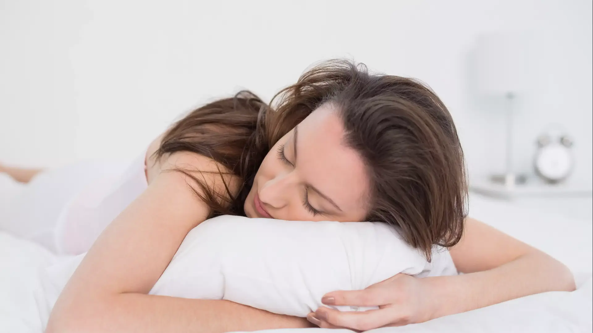 אישה ישנה על כרית אישה ישנה על כרית