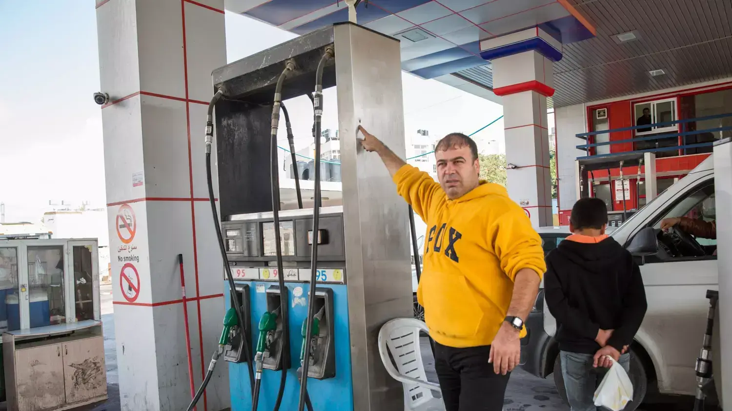 תחנת הדלק בחברון בה פגע קליע מירי החיילים בסרוואת' שעראווי, נובמבר 2015 תחנת הדלק בחברון בה פגע קליע מירי החיילים בסרוואת' שעראווי, נובמבר 2015