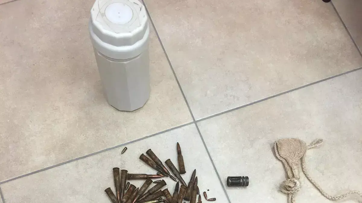 הציוד שעל פי החשד שימש את הנער מאיתמר החשוד בתקיפת הרב אריק אשרמן במסיק זיתים ליד ההתנחלות הציוד שעל פי החשד שימש את הנער מאיתמר החשוד בתקיפת הרב אריק אשרמן במסיק זיתים ליד ההתנחלות