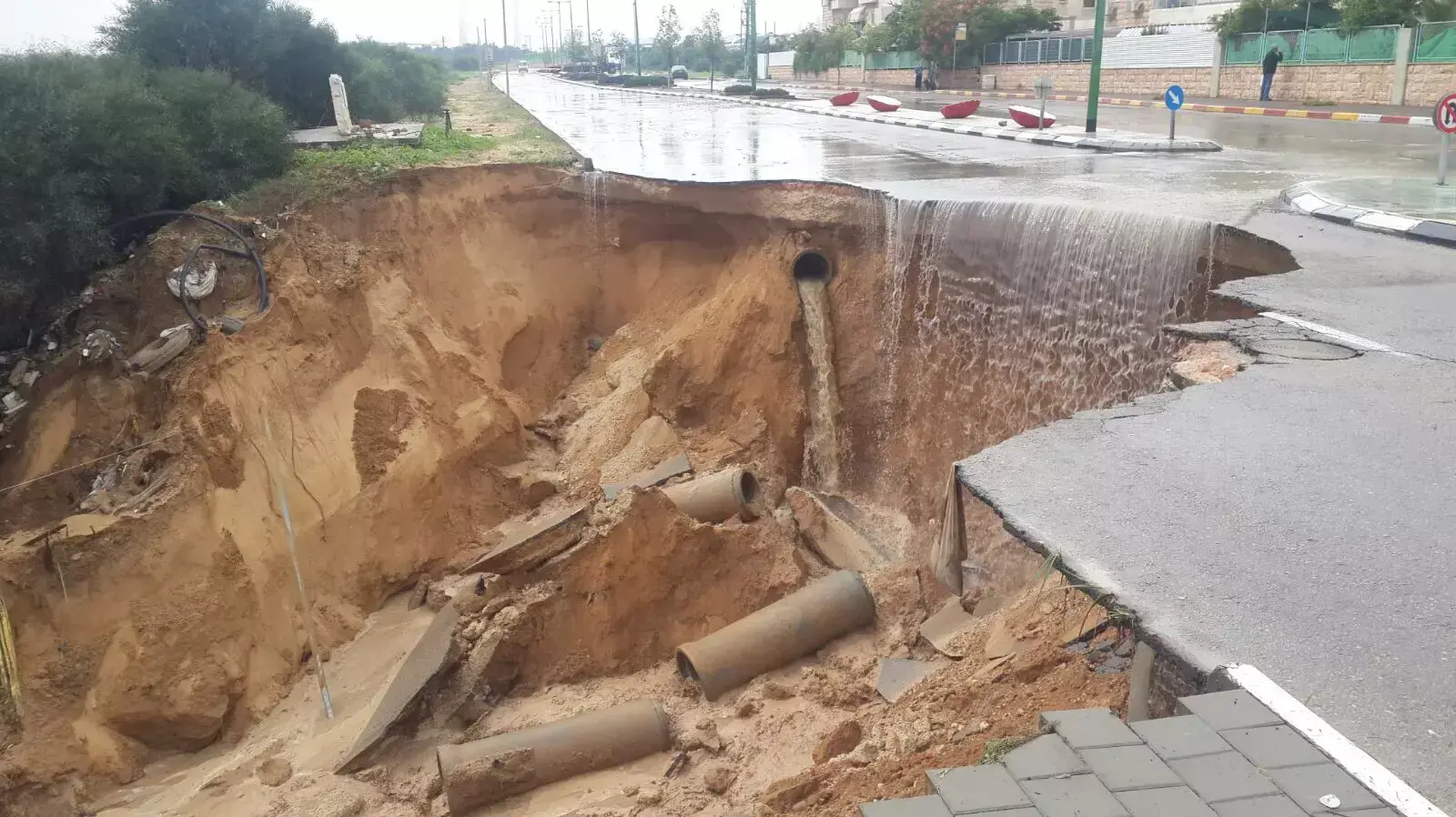 כביש שקרס ברחוב בן יהודה באשקלון כביש שקרס ברחוב בן יהודה באשקלון
