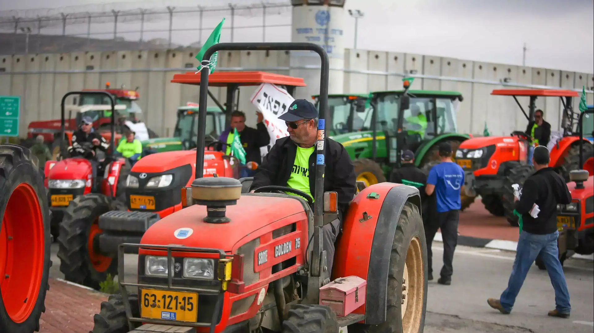 מחאת החקלאים. עולים עם טרקטורים לכנסת, נובמבר 2015 מחאת החקלאים. עולים עם טרקטורים לכנסת, נובמבר 2015