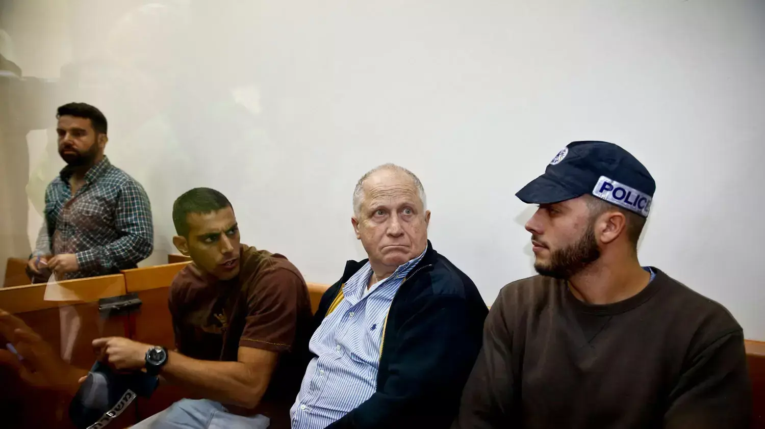 ד"ר אברהם דותן, רופא בכיר החשוד שנתן המלצות לקנאביס תמורת שוחד, בימ"ש השלום בראשון לציון, 9 בנובמבר 2015 ד"ר אברהם דותן, רופא בכיר החשוד שנתן המלצות לקנאביס תמורת שוחד, בימ"ש השלום בראשון לציון, 9 בנובמבר 2015