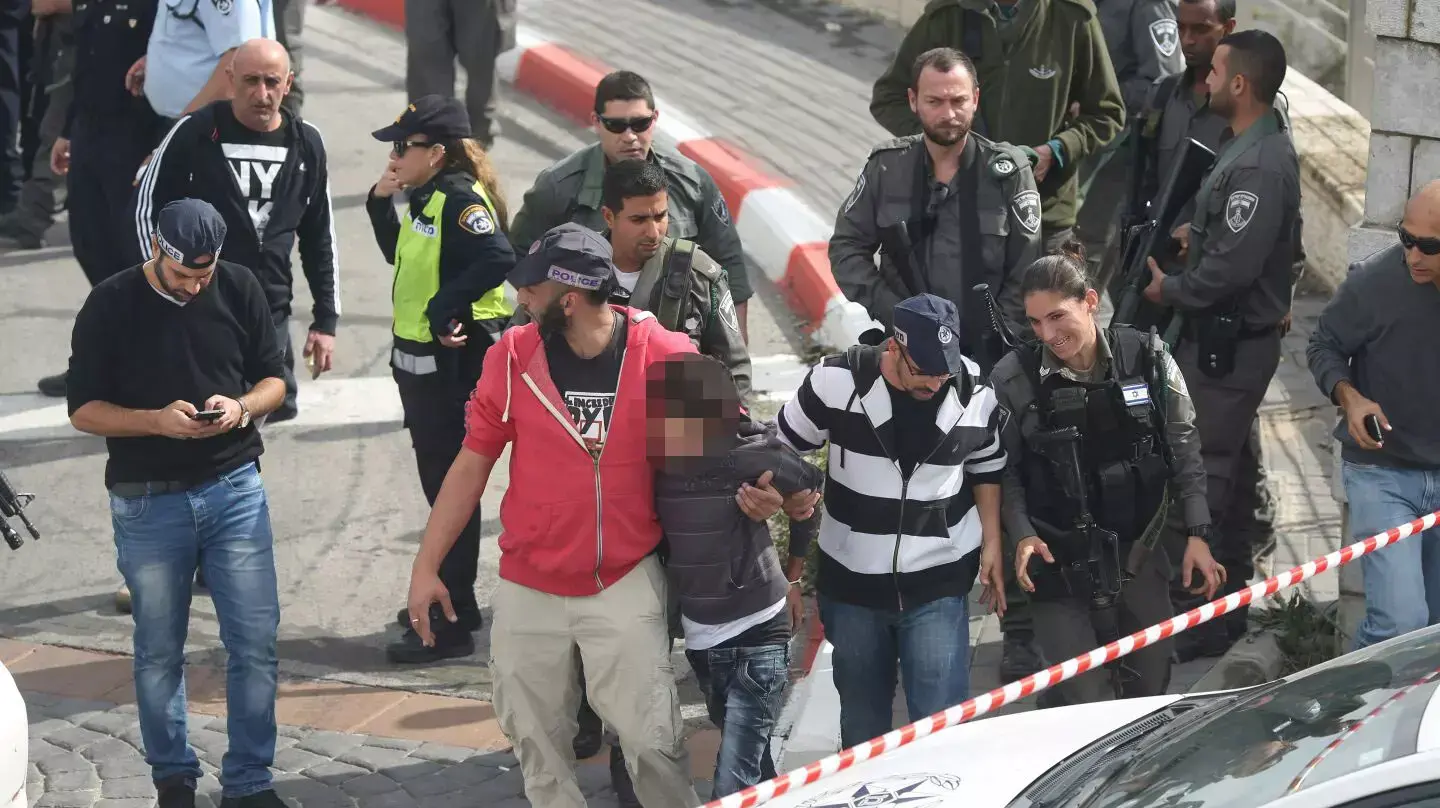 המחבל בפיגוע הדקירה ברכבת הקלה בפסגת זאב מוכנס לרכב המחבל בפיגוע הדקירה ברכבת הקלה בפסגת זאב מוכנס לרכב