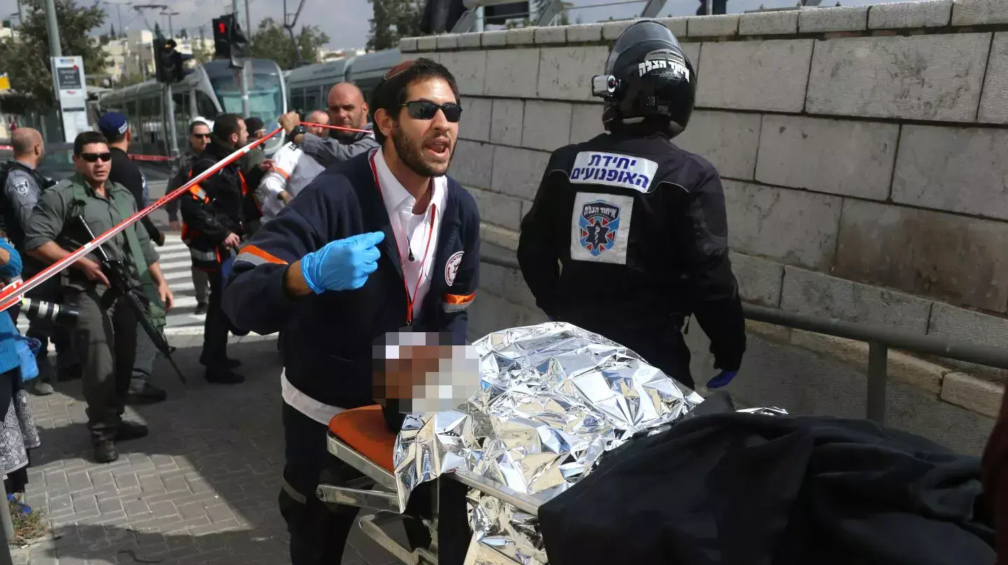 המחבל בפיגוע הדקירה ברכבת הקלה בפסגת זאב מוכנס לרכב המחבל בפיגוע הדקירה ברכבת הקלה בפסגת זאב מוכנס לרכב