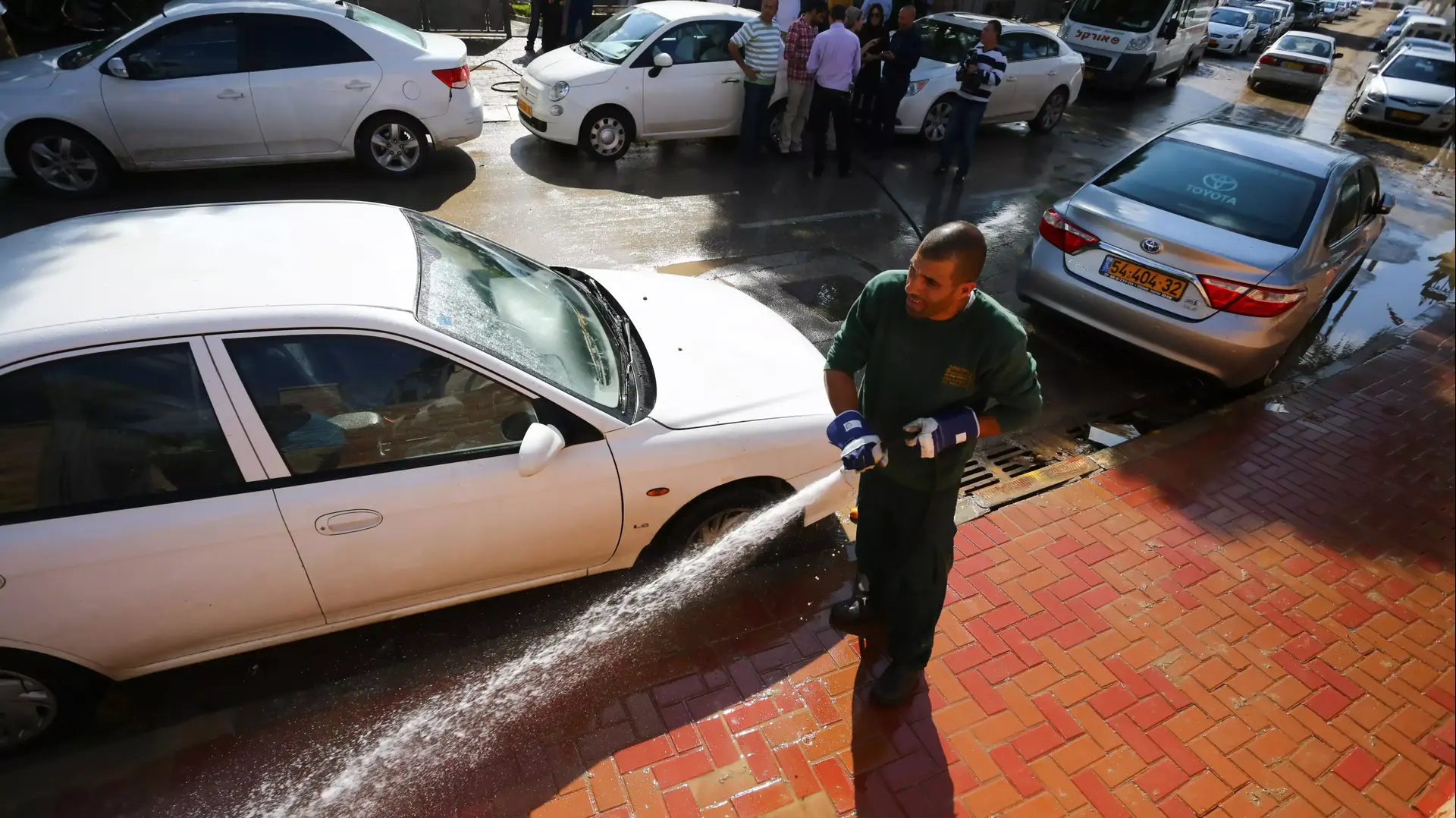 שוטפים את הרחובות הבוציים לאחר ההצפה, אשקלון. נובמבר 2015 שוטפים את הרחובות הבוציים לאחר ההצפה, אשקלון. נובמבר 2015