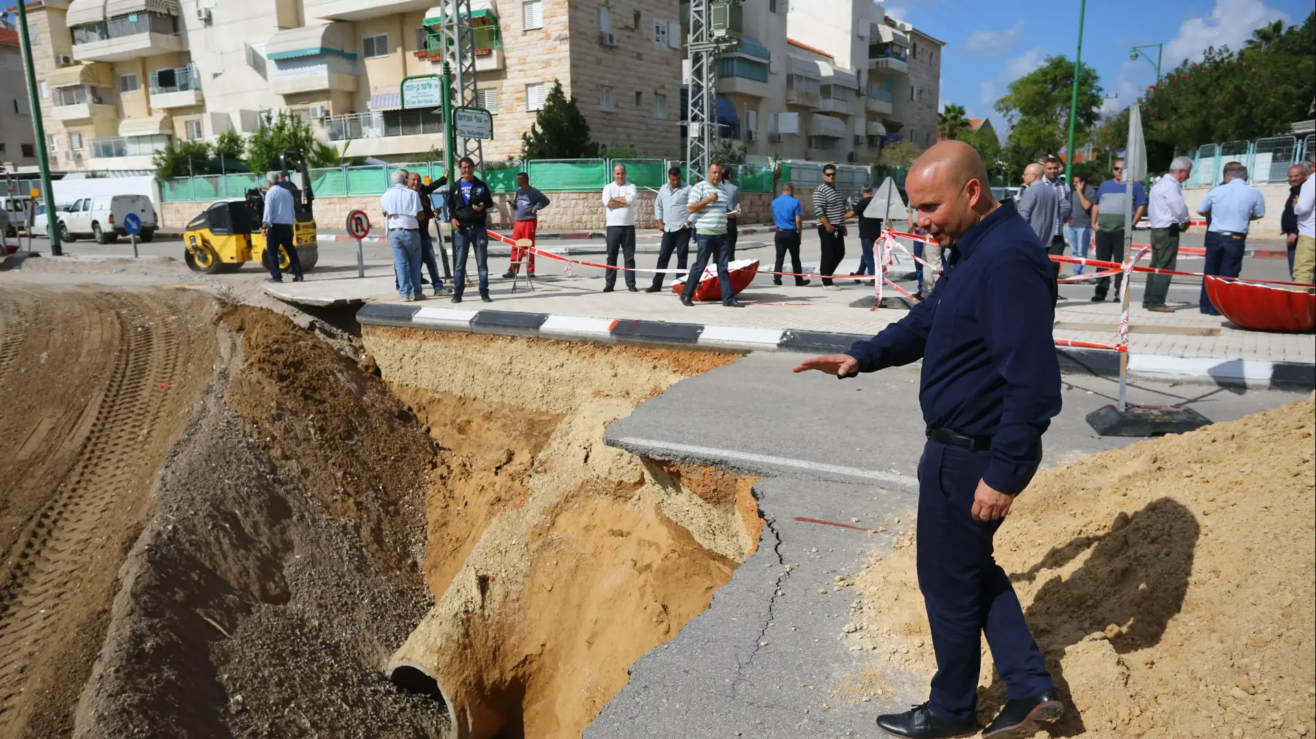 ראש העיר איתמר שמעוני מבקר בקטע הכביש שקרס ברחוב עולי הגרדום בעקבות ההצפות, אשקלון. נובמבר 2015 ראש העיר איתמר שמעוני מבקר בקטע הכביש שקרס ברחוב עולי הגרדום בעקבות ההצפות, אשקלון. נובמבר 2015