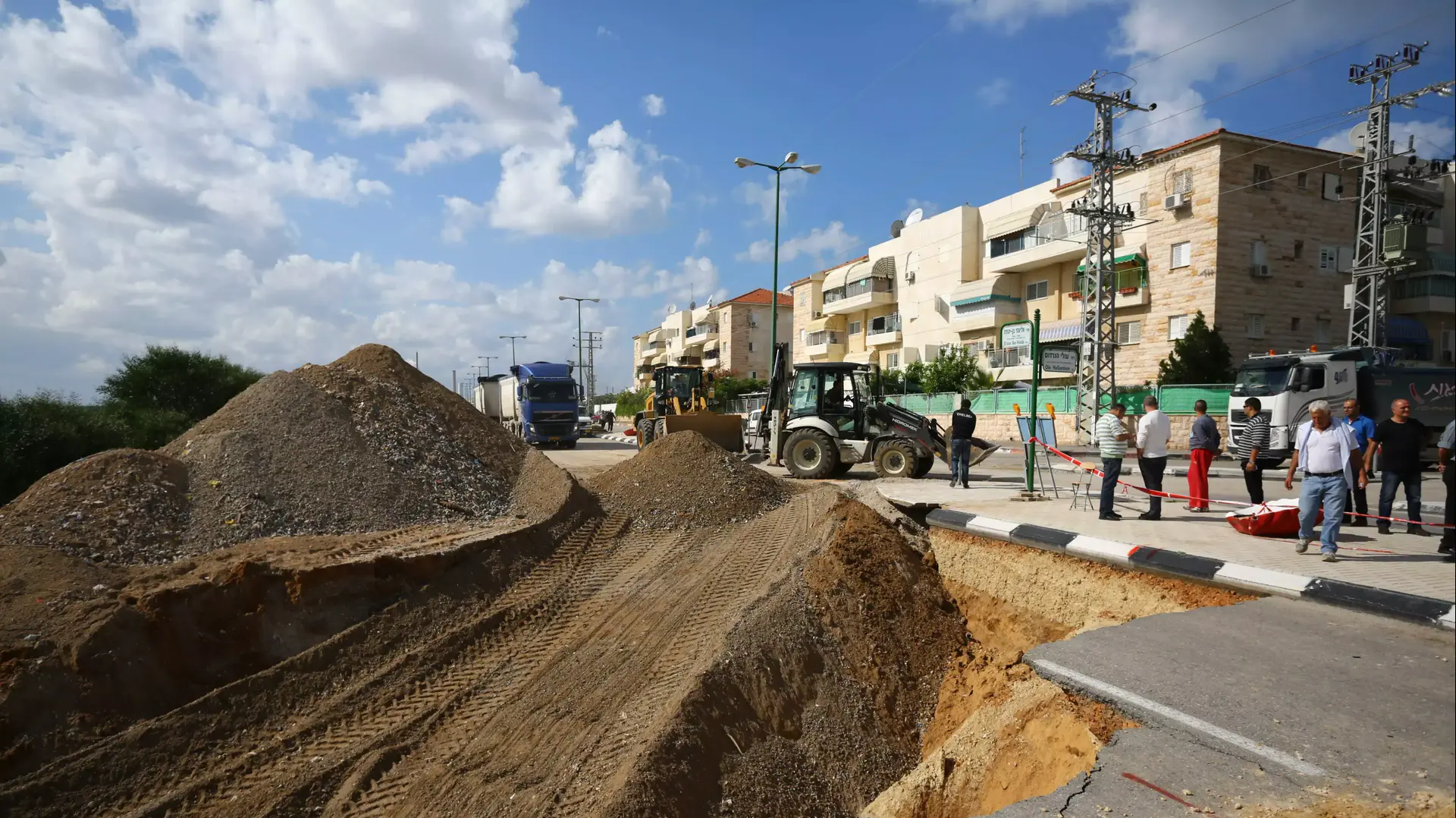 ראש העיר איתמר שמעוני מבקר בקטע הכביש שקרס ברחוב עולי הגרדום בעקבות ההצפות, אשקלון. נובמבר 2015 ראש העיר איתמר שמעוני מבקר בקטע הכביש שקרס ברחוב עולי הגרדום בעקבות ההצפות, אשקלון. נובמבר 2015