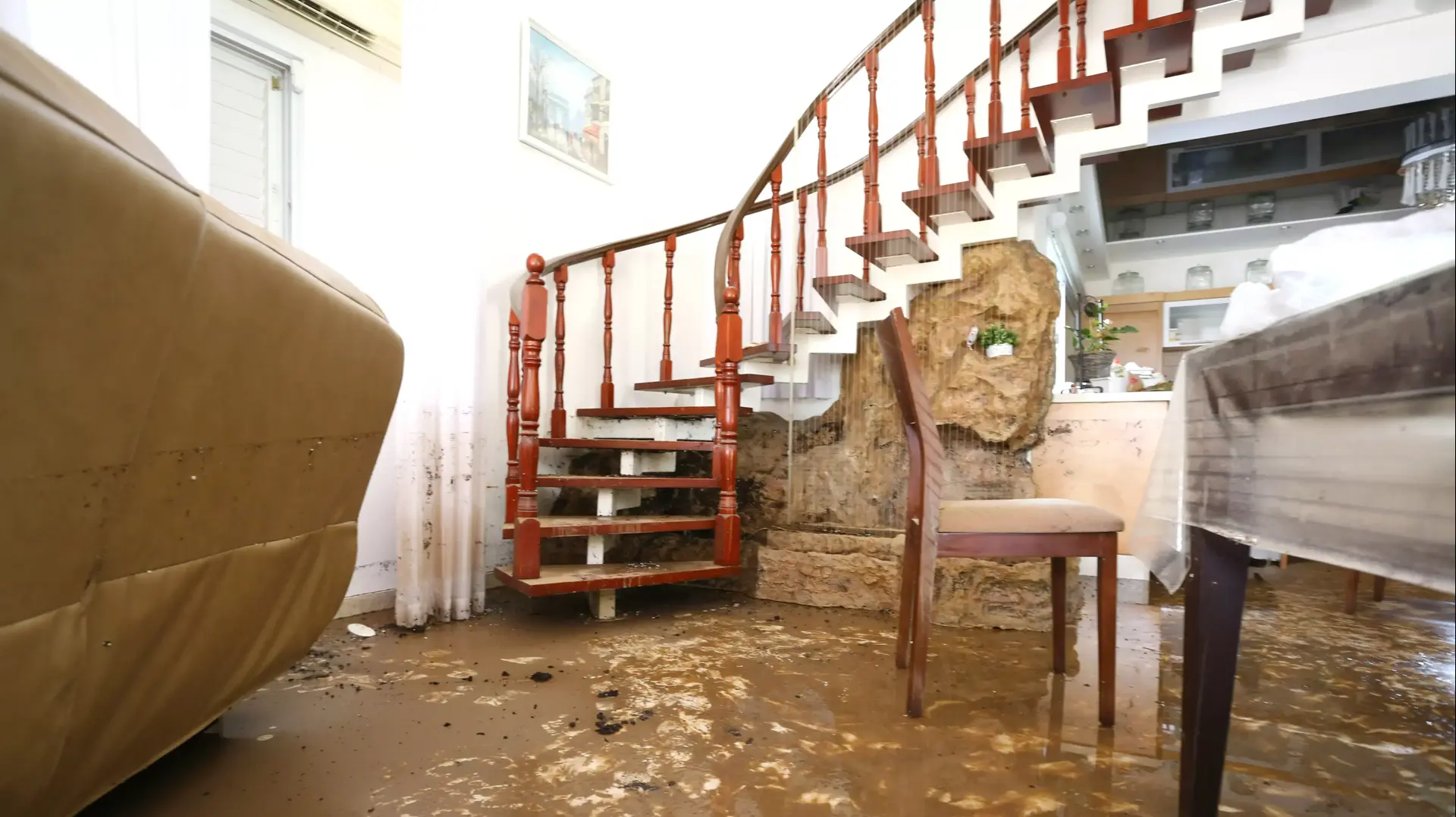 אליס מועלם בביתה לאחר ההצפה, אשקלון. נובמבר 2015 אליס מועלם בביתה לאחר ההצפה, אשקלון. נובמבר 2015