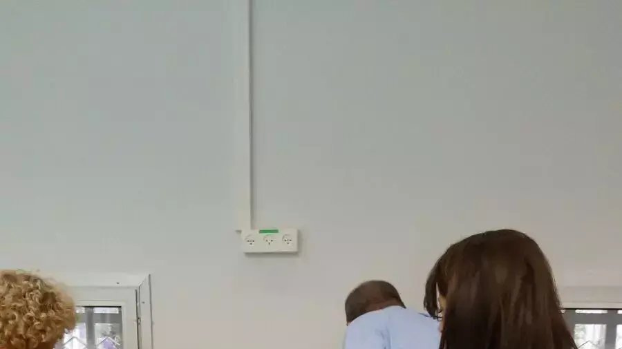 תלמידים מסייעים בסידור ספרייה חדשה במגדל העמק, נובמבר 2015 תלמידים מסייעים בסידור ספרייה חדשה במגדל העמק, נובמבר 2015