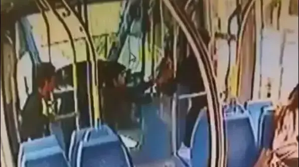 תיעוד: ילדים דוקרים מאבטח ברכבת הקלה, נובמבר 2015 תיעוד: ילדים דוקרים מאבטח ברכבת הקלה, נובמבר 2015