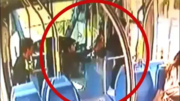תיעוד: ילדים דוקרים מאבטח ברכבת הקלה, נובמבר 2015 תיעוד: ילדים דוקרים מאבטח ברכבת הקלה, נובמבר 2015