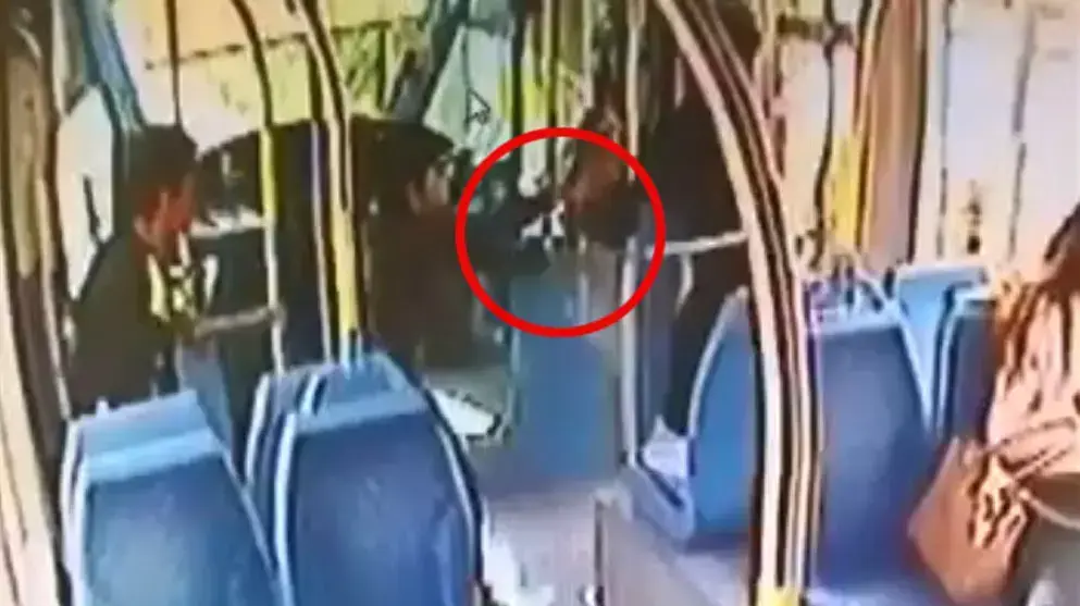תיעוד: ילדים דוקרים מאבטח ברכבת הקלה, נובמבר 2015 תיעוד: ילדים דוקרים מאבטח ברכבת הקלה, נובמבר 2015