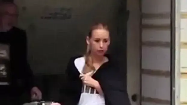 דוגמנית הסתובבה ללא מכנסיים יום שלם דוגמנית הסתובבה ללא מכנסיים יום שלם