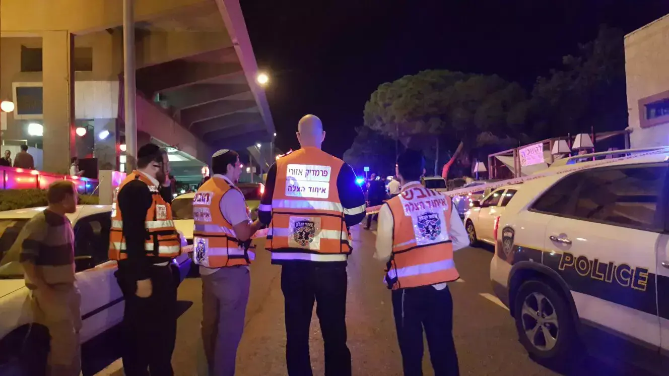 גבר כבן 30 מת כתוצאה מירי ברחוב יפה נוף בחיפה. 11 בנובמבר 2015 גבר כבן 30 מת כתוצאה מירי ברחוב יפה נוף בחיפה. 11 בנובמבר 2015