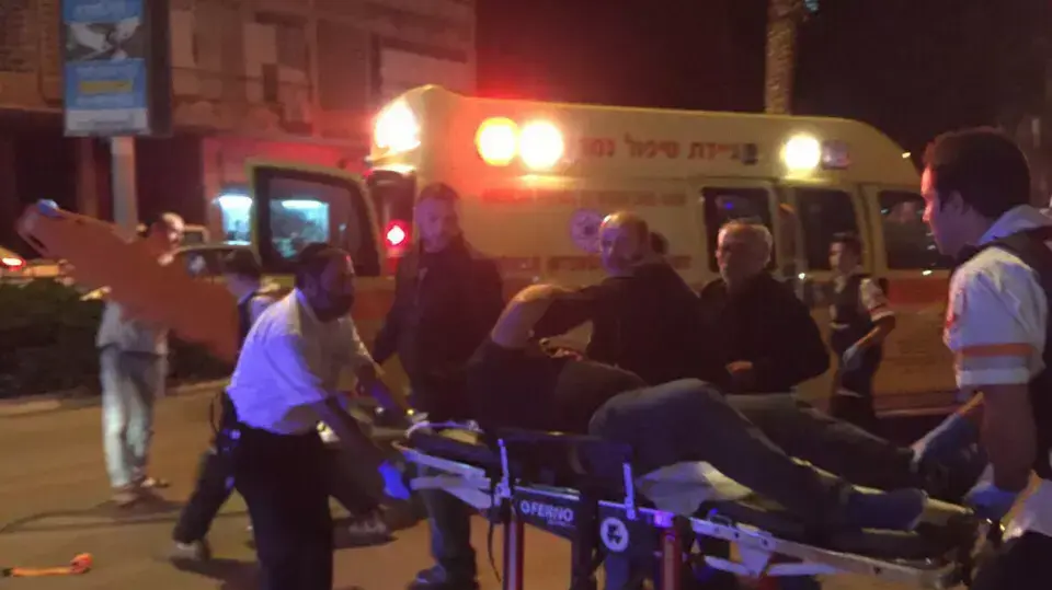 שני פצועים בינוני מירי בשדרות הנשיא פינת רחוב ששת הימים בחדרה. 11 בנובמבר 2015 שני פצועים בינוני מירי בשדרות הנשיא פינת רחוב ששת הימים בחדרה. 11 בנובמבר 2015